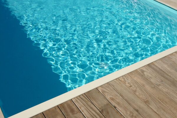 margelle-dallage-bois-piscine-eau-turquoise-wallonie