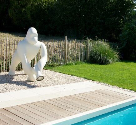 piscine-rectangulaire-sur-mesure-wallonie-jardin-amenage