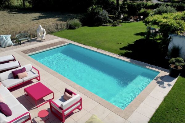 Réalisation complète piscine rectangulaire, terrasse carrelée et jardin aménagé en Wallonie par Émotion Piscine