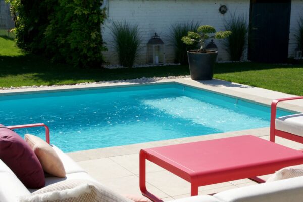 piscine-rectangulaire-vue-aerienne-terrasse-belgique