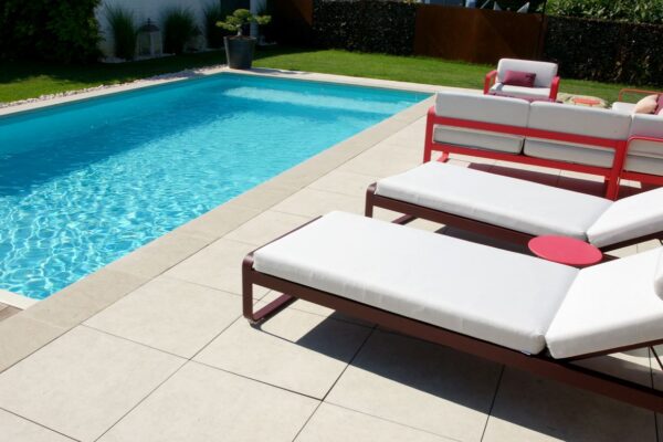 terrasse-carrelage-beige-piscine-sur-mesure-emotion-piscine