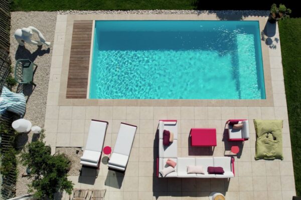 vue-aerienne-piscine-terrasse-carrelee-jardin-wallonie